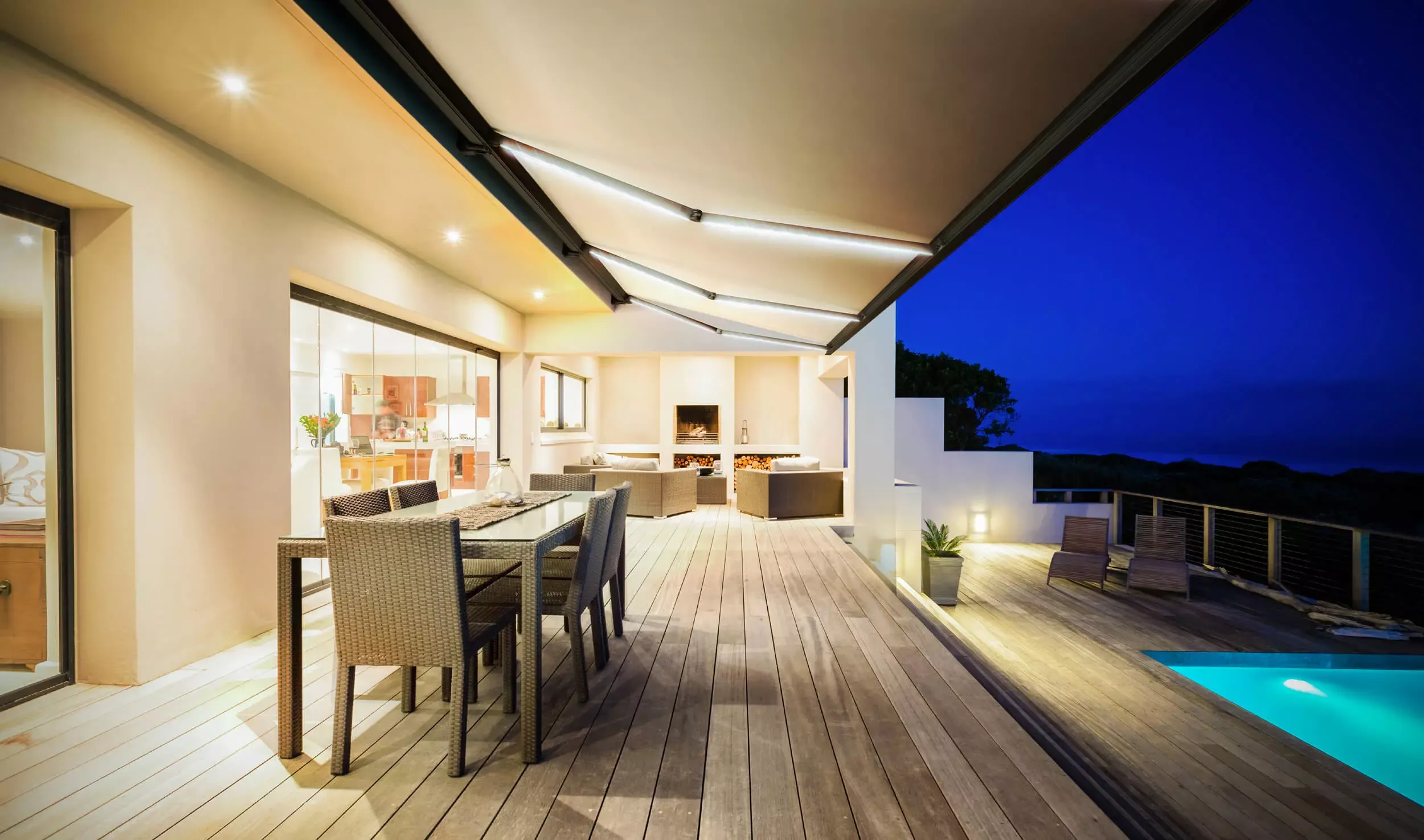Store banne coffre avec bras à LED installé sur une terrasse